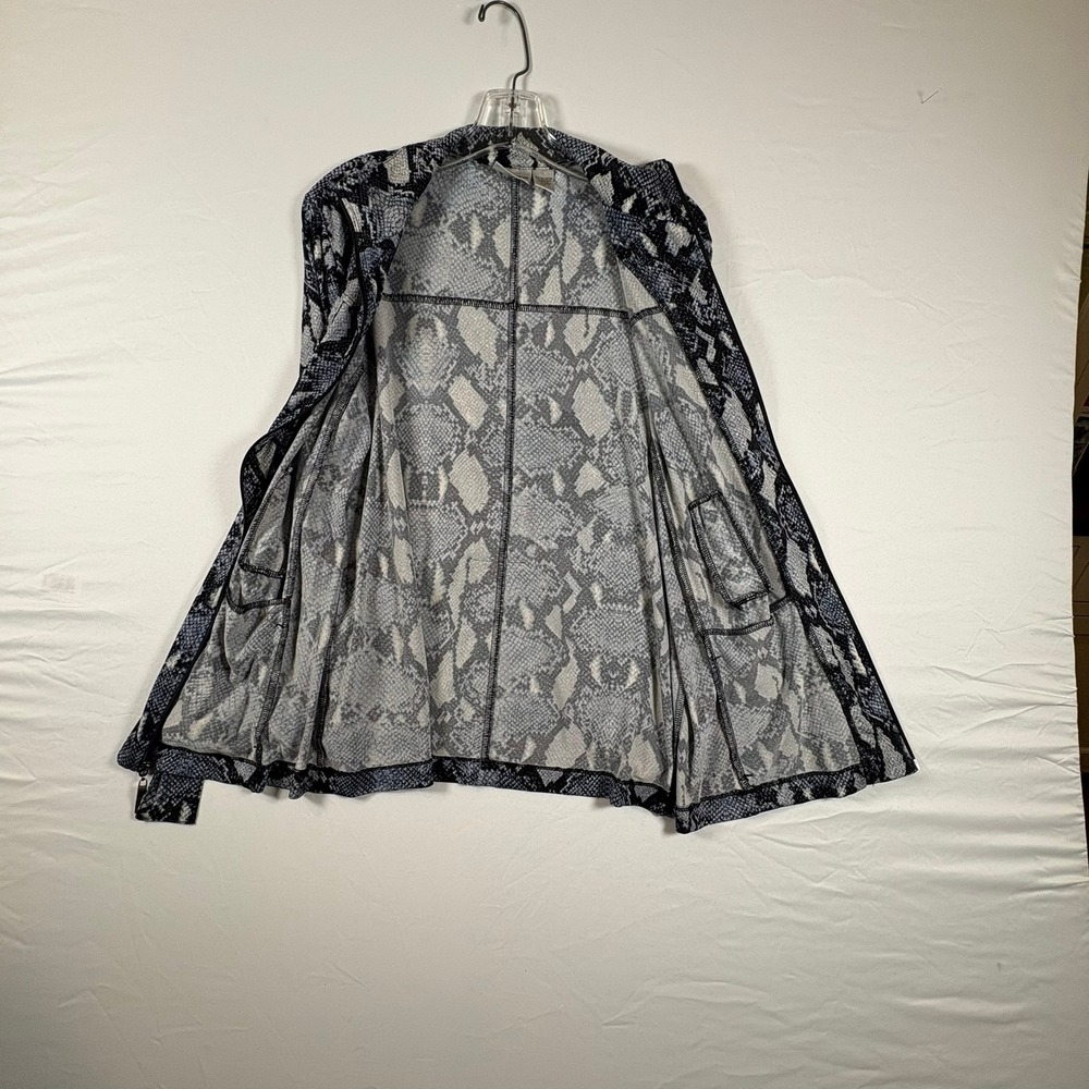 Chicos Blue Snakeskin Print Zip Front Belted Jacket Mock Neck Size 1 M - Picture 3 of 12
